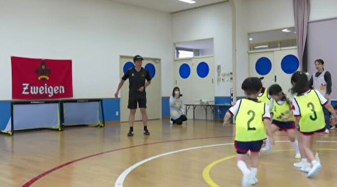 園児にサッカーの楽しさを ツエーゲン金沢が地元の幼稚園でサッカー教室　|　石川県のニュース｜MRO北陸放送