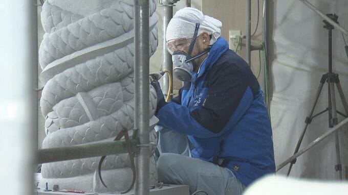 今年秋に完成予定の首里城　シンボルのひとつ「大龍柱」の詳細彫りが佳境|TBS NEWS DIG
