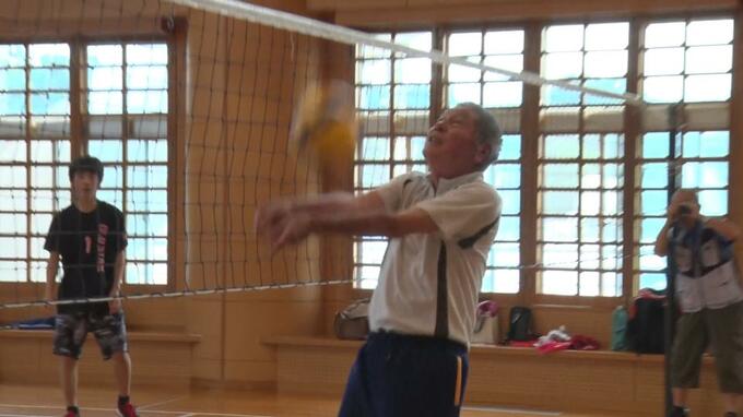 86歳とは思えぬサーブ・レシーブ！競技歴70年以上のレジェンド 福原兼伸さんの米寿祝で親族30人がバレーボール大会　|　沖縄のニュース｜RBC 琉球放送