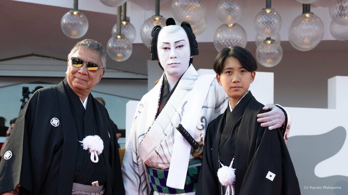 【市川團十郎＆新之助】親子で『ベネチア映画祭』レッドカーペットに登場！　團十郎さんは “世界三大映画祭 史上初” 歌舞伎衣装で見得を切る|TBS NEWS DIG