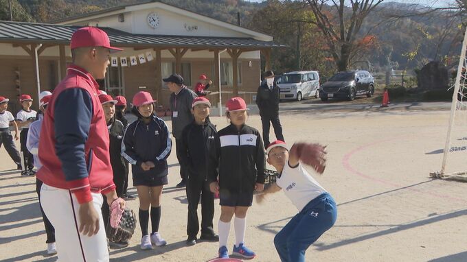 カープ選手と小学生が鬼ごっこ？狙いは「将来の夢や希望を持って」小学校で特別授業　山口　|　山口のニュース・天気・防災｜tys NEWS｜ｔｙｓテレビ山口