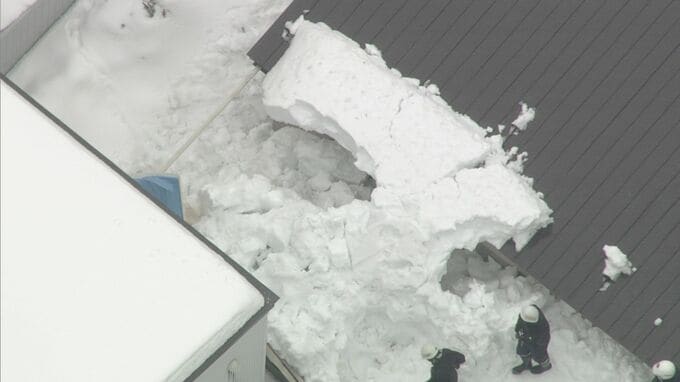 【最新】意識不明の搬送の60代男性が死亡　屋根からの落雪で男性3人生き埋めに…救助を手伝った女性「足を見つけて掘り出した」札幌市白石区|TBS NEWS DIG