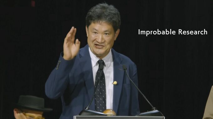 授賞式でスピーチする高原幹教授
