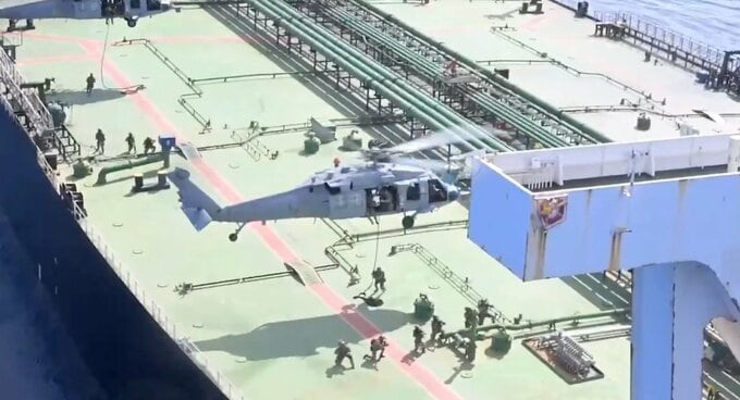 米軍が拿捕したイラン系大型タンカー、ゆっくりと米国に向けて航海中