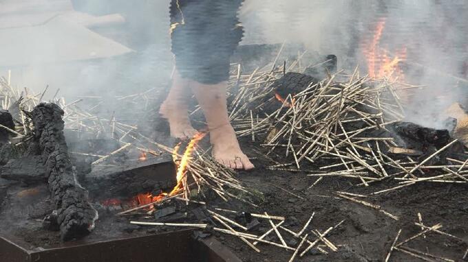 熱い灰の上を歩き、けがれを焼き払う　無病息災祈って“火渡り”神事　富山県射水市　|　富山のニュース｜天気・防災｜チューリップテレビ