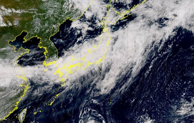 前線上の低気圧が引き起こす「記録的大雨」北日本から西日本にかけて12日まで大雨が続く見込み  九州北部で線状降水帯の危険性、週半ばからは一転35度の猛暑に【雨風シミュレーション】|TBS NEWS DIG