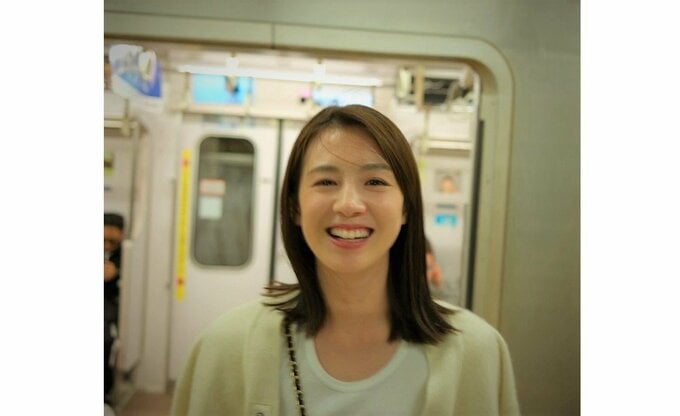 【 宮内ひとみ 】　「美味しいご飯の帰り道。⁡幸せだ〜」　電車をバックに笑顔|TBS NEWS DIG