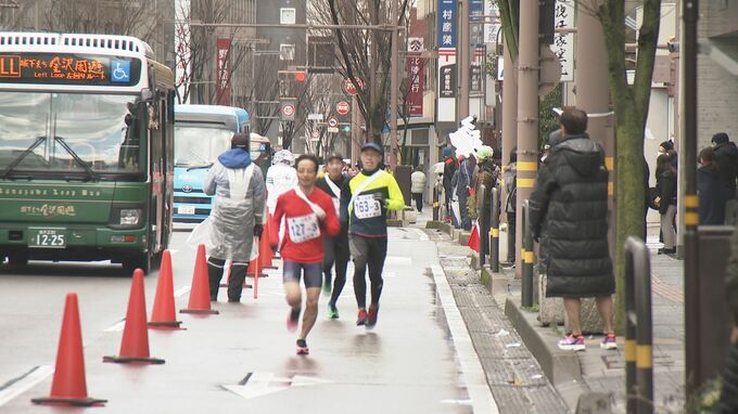 元日恒例“耐寒継走選手権”4人でタスキつなぐ 「走り終えて初めて正月が来るという感じ」　|　石川県のニュース｜MRO北陸放送