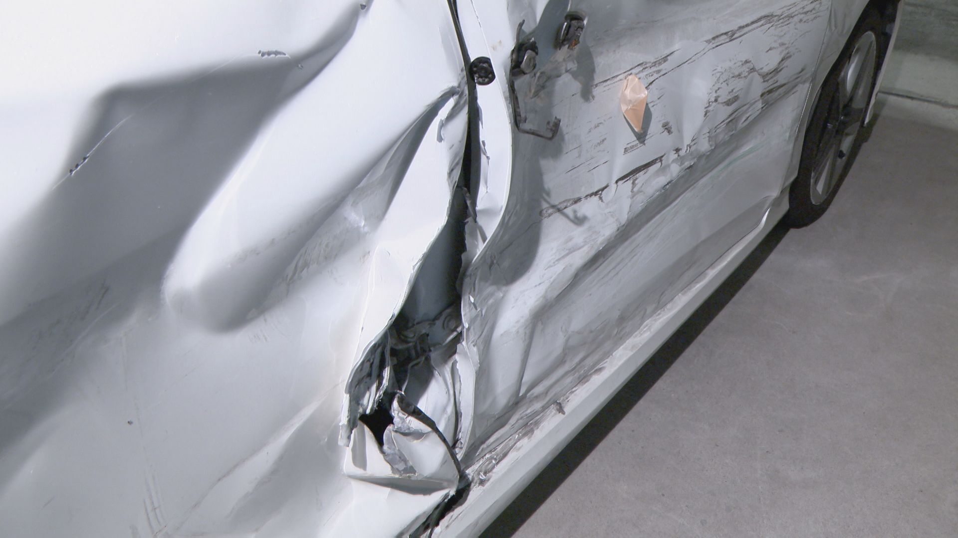 乗用車運転の28歳の男「急いでいた」 赤信号を無視して別の車に衝突　40代夫婦にけがをさせる