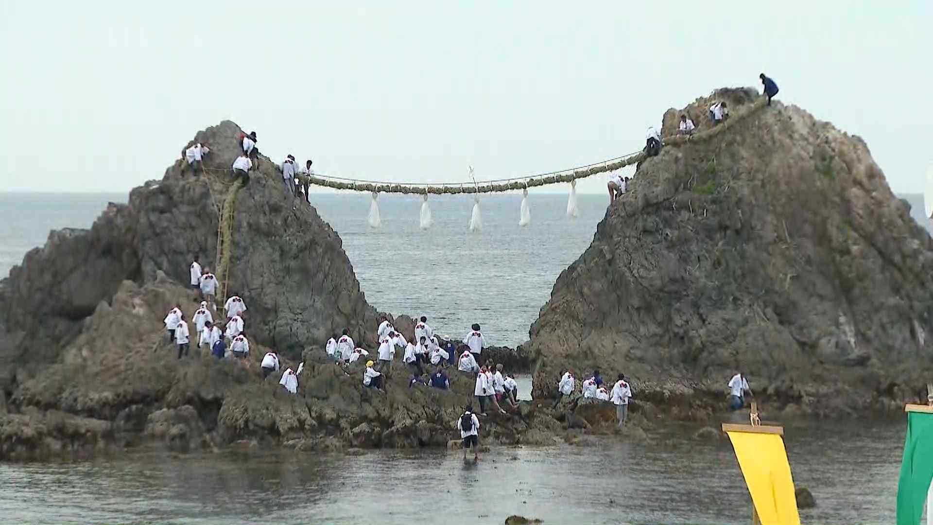 重さ1トンの大しめ縄を掛け替え 人気観光スポット「二見ヶ浦」の夫婦