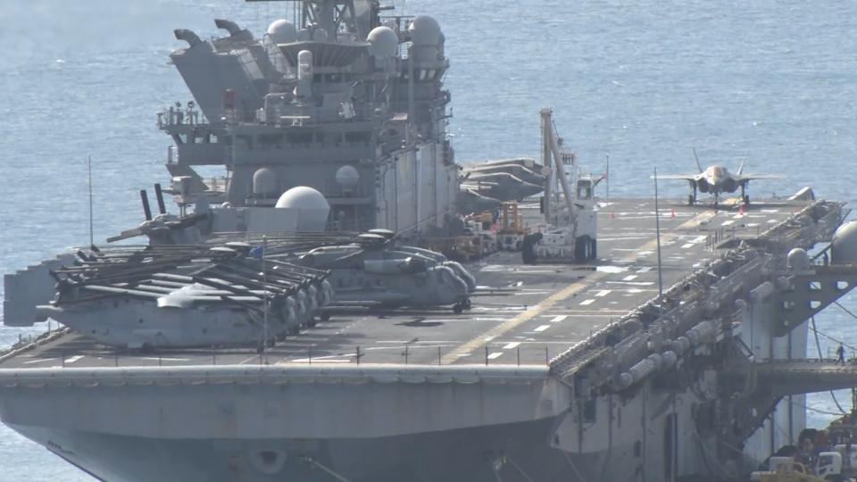 米海軍の揚陸艦「ニューオーリンズ」と「トリポリ」の2隻が寄港 うるま