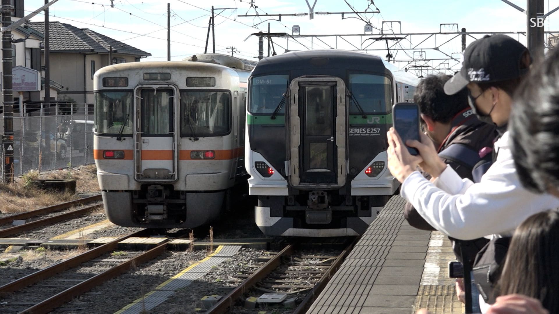 特急電車「E257系」も初めて御殿場駅に JR御殿場線90周年記念式典に