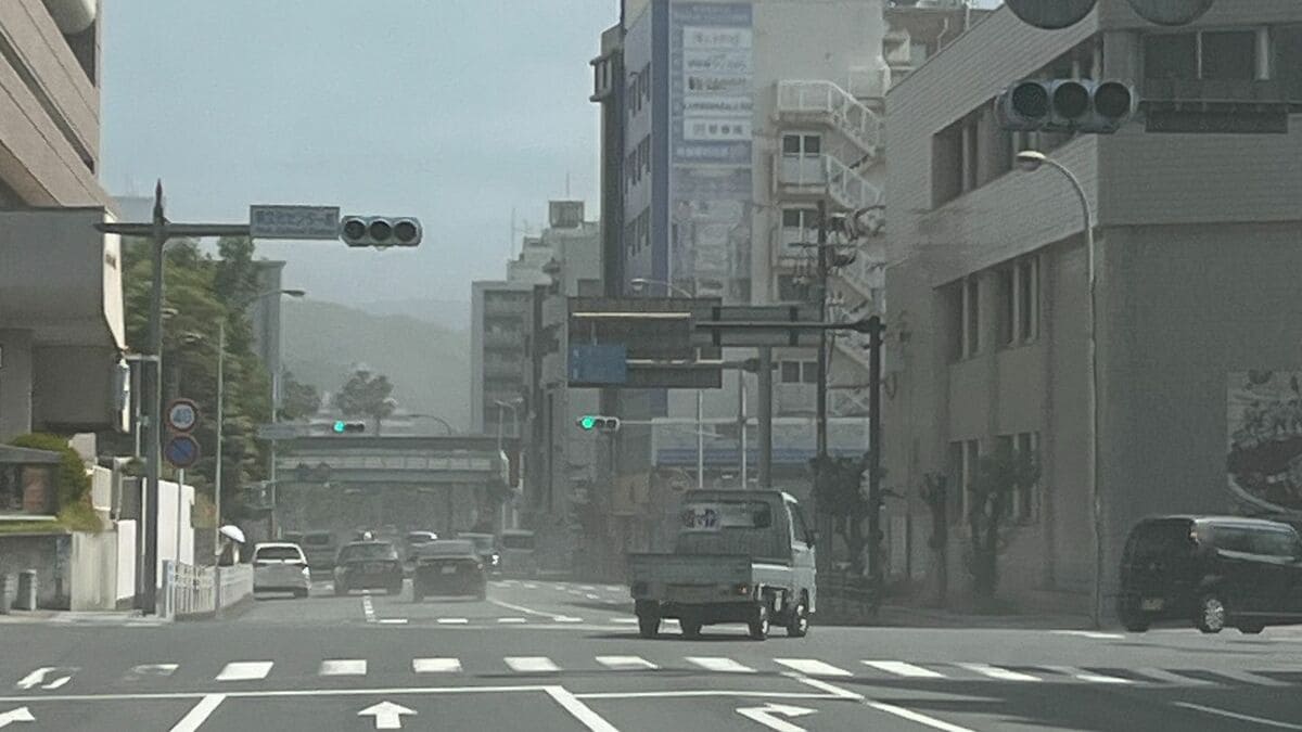 天文館で降灰　桜島低い噴煙上がる　降灰は鹿児島市街地から姶良市方向に広がる予想