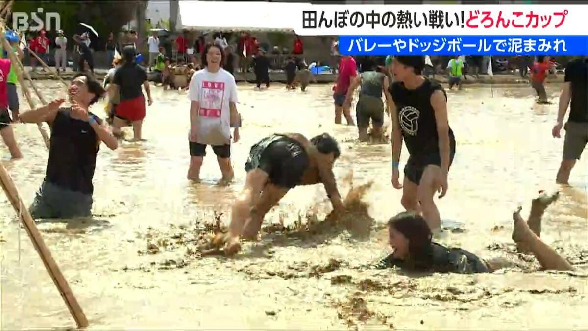 サムネイル_「ぬかるみに足とられる」 “ 泥まみれ” の熱戦 『どろんこカップ』に170人参加　 田んぼの中でドッジボールやバレー　新潟・西蒲区
