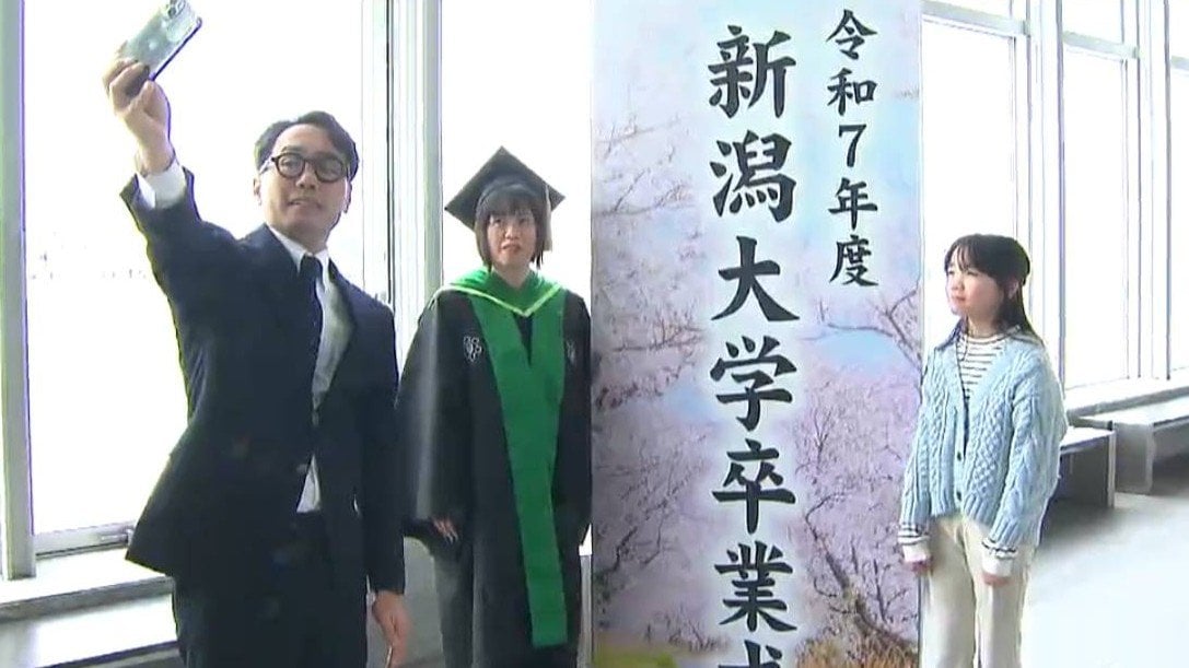 サムネイル_【卒業式】博士課程修了の“母を祝う”娘と夫「似合っていると思います」新潟大学