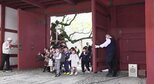 小学校の新1年生が向かったのは「赤門」…江戸時代に作られた飯田城桜丸御門をくぐる…信州・飯田市の追手町小学校…門の先では先輩が獅子舞を披露して門出祝う|TBS NEWS DIG