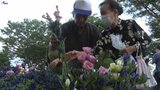 夏の風物詩「水沢公園お盆朝市」 お盆に必要な花や菓子などを販売 岩手・奥州市|TBS NEWS DIG