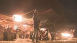 幻想的な炎の輪広がる「火振り神事」 熊本・阿蘇神社の楼門の下で舞う　|　熊本のニュース｜RKK NEWS｜RKK熊本放送