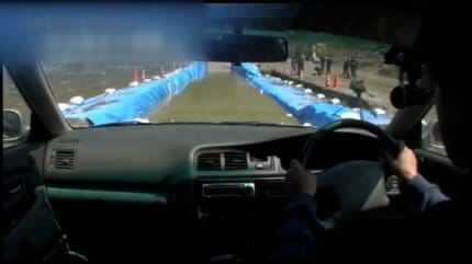 水深60センチ 車のエンジン止まりドア開かず・・・道路冠水時の運転に