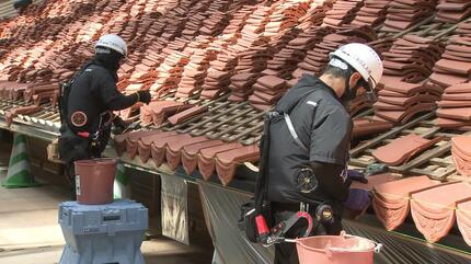 首里城の朱色の屋根蘇る 「瓦ぶき」始まる 焼けたがれきも原料に6万枚