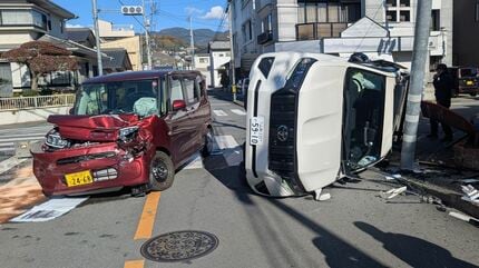 車2台が衝突 1台が横転 男女2人が救急搬送 |