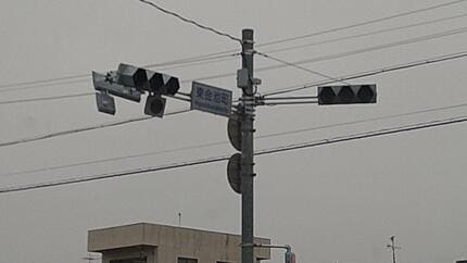 これ通れるの？高さ1.4メートルの鉄道高架 馬だけが通行できる道、睨み