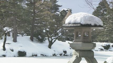 大雪のピーク過ぎるも雪続く 金沢の兼六園では池が凍る寒さに…高波や