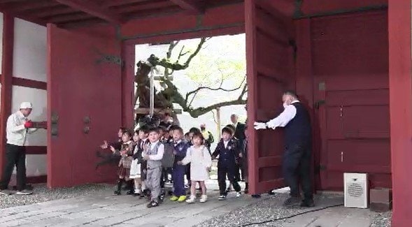 小学校の新1年生が向かったのは「赤門」…江戸時代に作られた飯田城桜丸御門をくぐる…信州・飯田市の追手町小学校…門の先では先輩が獅子舞を披露して門出祝う　|　SBC NEWS | 長野のニュース | SBC信越放送