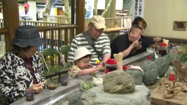 「川の音を聞きながら食べると、もっと涼しく感じられる」早くも夏の風物詩そうめん流し始まる 平家谷公園 愛媛県・八幡浜市|TBS NEWS DIG