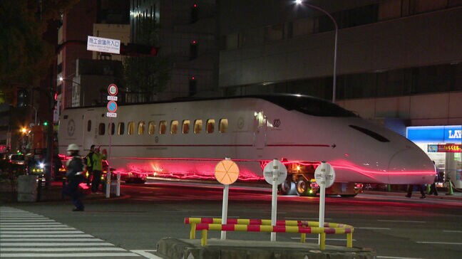 「深夜の博多の街を大きな新幹線が・・・」熊本地震で被災の九州新幹線「つばめ」先頭車両 8日未明に港から博多駅前へ陸送|TBS NEWS DIG