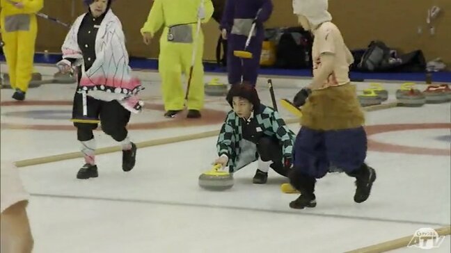 衣装は自由！“お花見カーリング”でコスプレカーラーが熱戦　青森市|TBS NEWS DIG