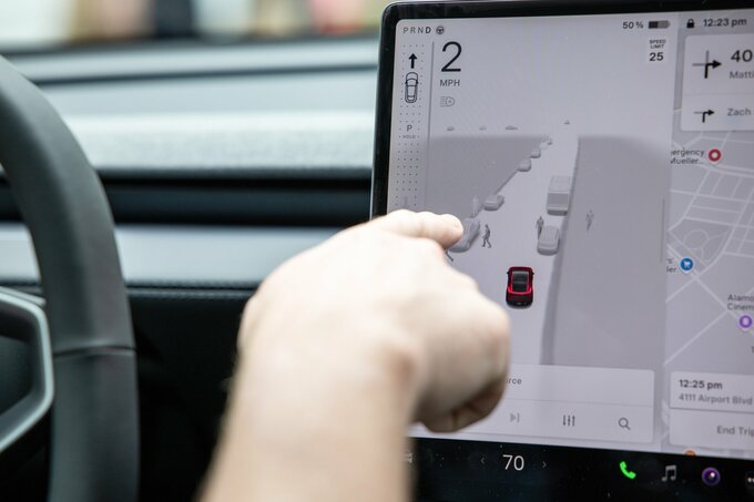 米テスラの自動運転支援機能、赤信号無視など交通違反巡り新たな調査