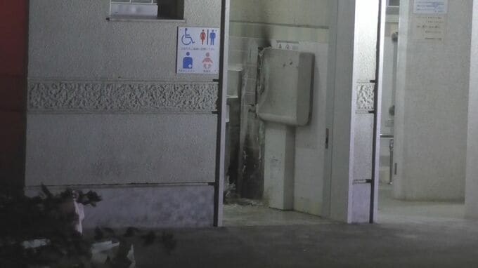 「公園トイレのオムツ交換台が燃えている」放火の可能性も視野に捜査　公園の公衆トイレで火事　鹿児島市宇宿|TBS NEWS DIG