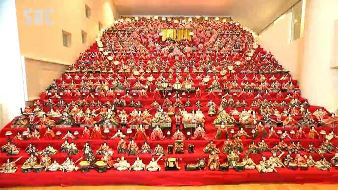 高さ6メートル！巨大ひな壇が今年もお目見え　「三十段の雛飾り」始まる　どう飾る？600体の人形　準備に密着　長野・須坂市　|　SBC NEWS | 長野のニュース | SBC信越放送