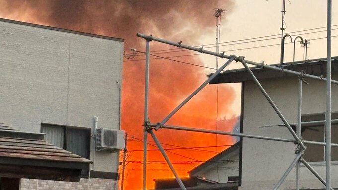 【速報】焼け跡から1人の遺体発見　米沢市の住宅火災は未だ鎮火に至らず　これまでに住宅や空き家など3棟焼ける（山形）　|　山形のニュース│TUYテレビユー山形