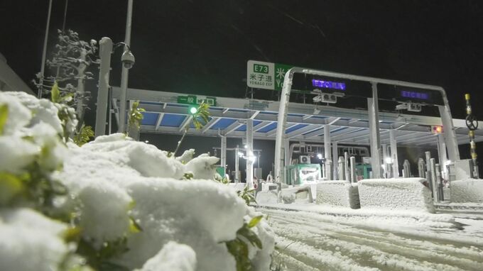 雪の米子道でトレーラー2台がスタック…後続車約100台が一時立ち往生　約7時間半後に滞留解消　深夜まで続いた救出作業…中にはノーマルタイヤの車も　|　BSSニュース | BSS山陰放送