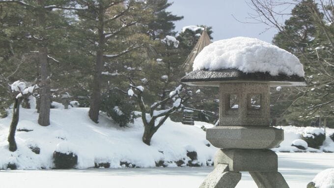 大雪のピーク過ぎるも雪続く 金沢の兼六園では池が凍る寒さに…高波や落雷、突風に注意　|　石川県のニュース｜MRO北陸放送