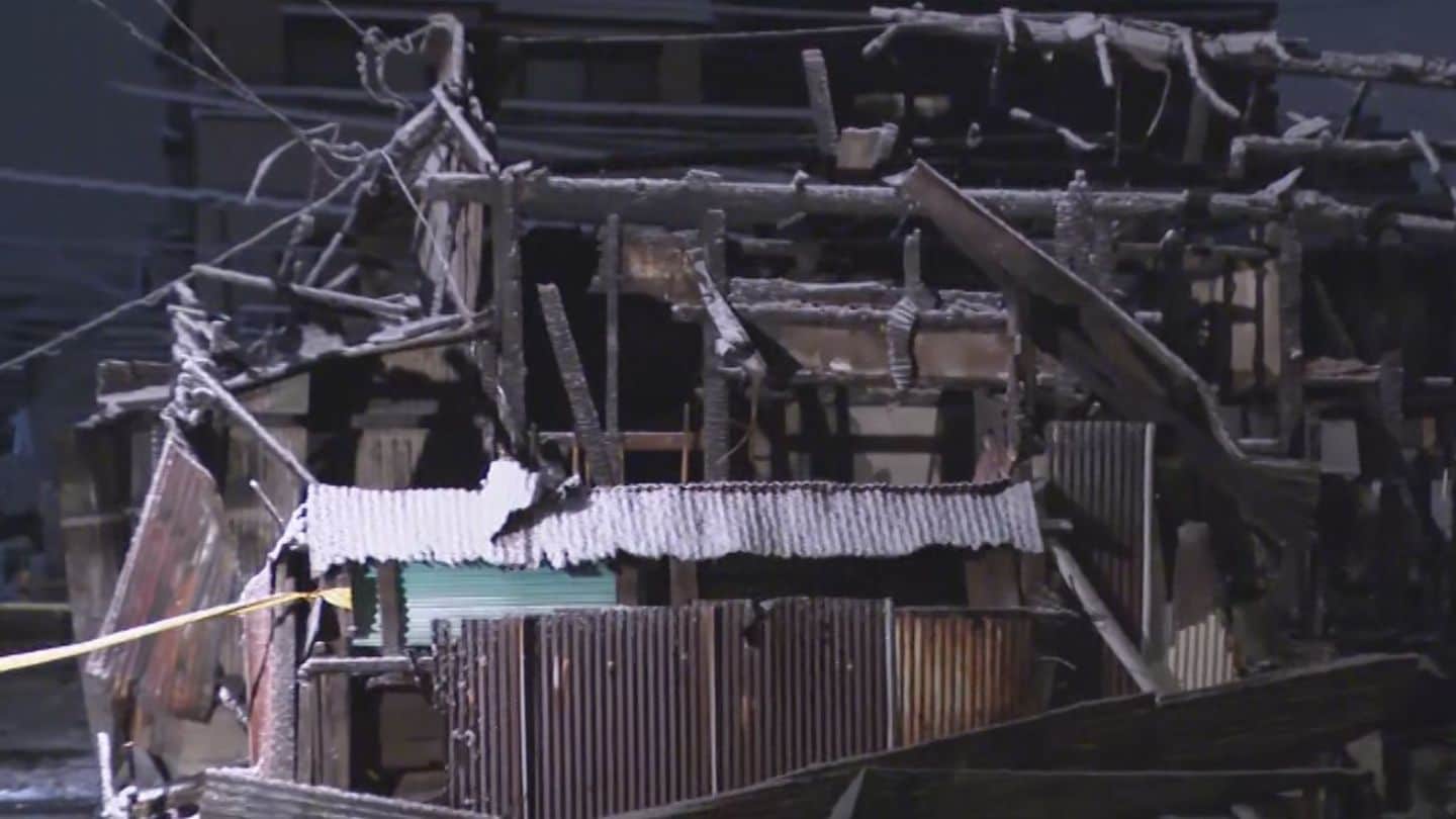 2軒棟続きの建物から出火　全焼した住宅の焼け跡から遺体を発見　1人暮らしの男性（63）と連絡取れず