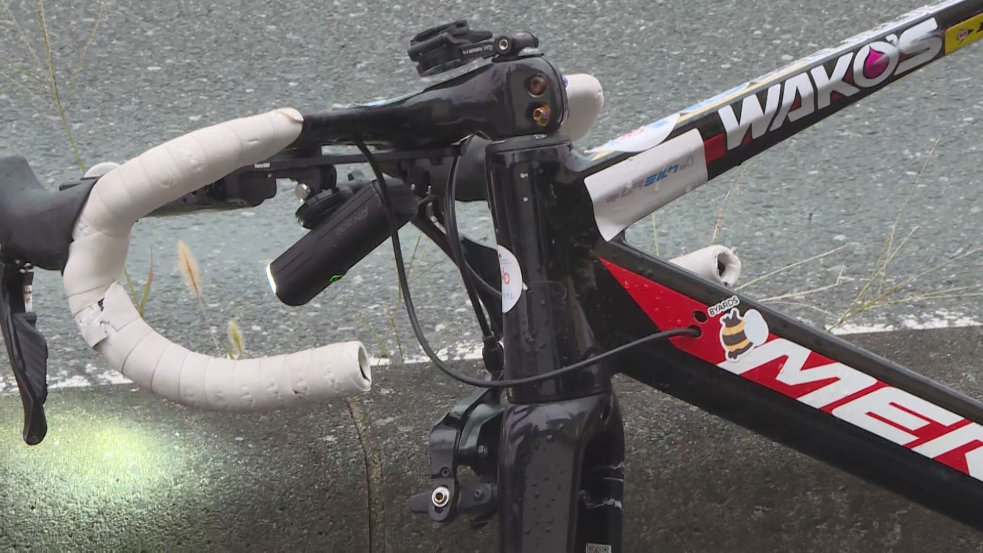 サイクリング中の10代男性が意識不明 未明に車と衝突、点滅信号の