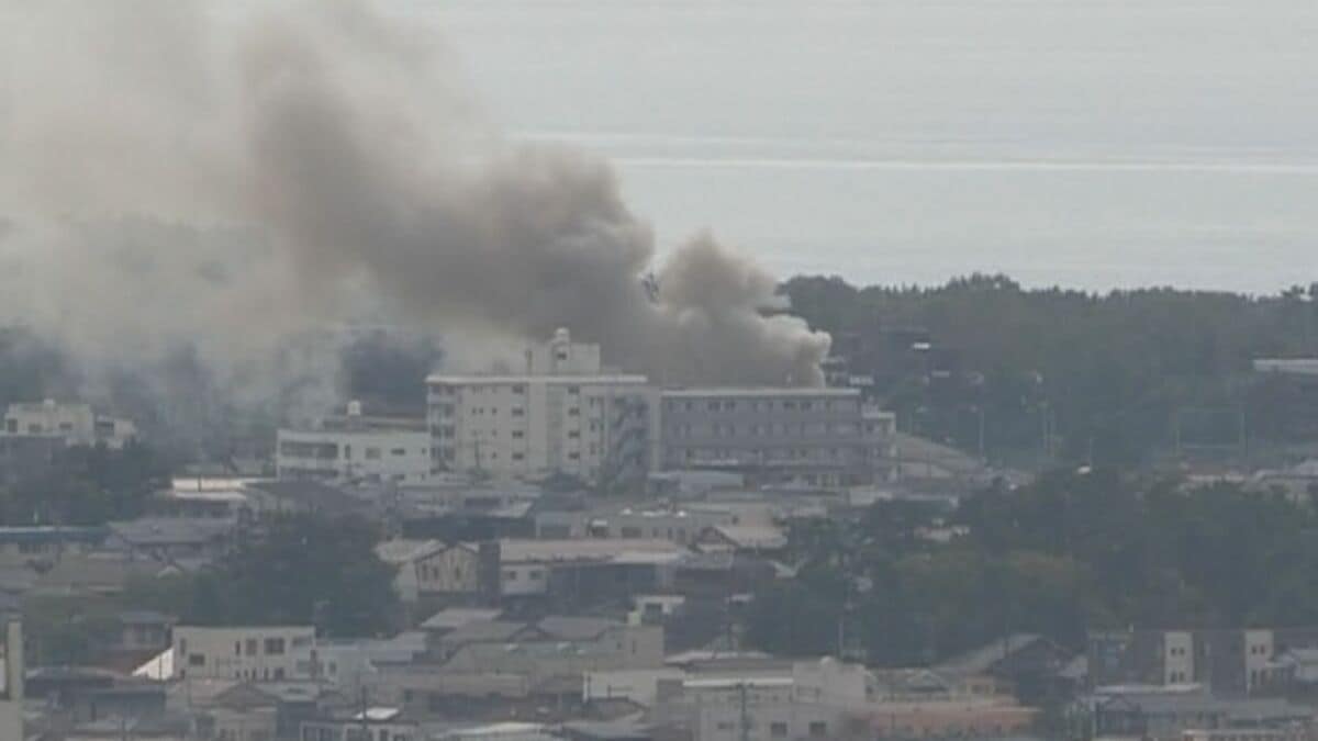サムネイル_【続報】新潟市中央区関屋金衛町2丁目で火事 80代男性が病院搬送 消火活動中