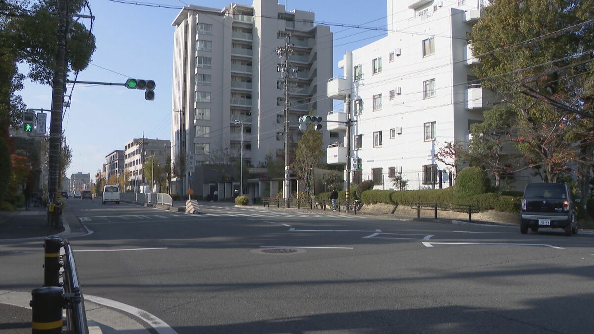 未明に交差点で乗用車が横転 運転していた男性が腰の骨を折る大けが 車同士の事故とみて逃げた車の行方追う 名古屋･瑞穂区
