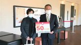 「高野切を見たくて…50万人目!」高知城歴史博物館 観覧者数50万人達成 | 高知のニュース・天気|KUTV NEWS | KUTVテレビ高知