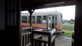 ドラッグストア駐車場から線路に車が転落 JR因美線・津山~智頭間で一時運転ストップ アクセルとブレーキ踏み間違えたか|TBS NEWS DIG