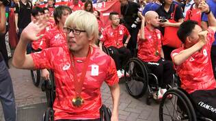 パリパラ金メダルの車いすラグビー日本代表、渋谷センター街で祝賀パレード ! 主将・池透暢「みんなで取った金メダル」|TBS NEWS DIG
