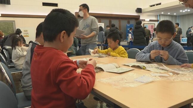 日中関係冷え込む中　北京の日本大使館で親子恐竜イベント「隣国の日本をより身近に」|TBS NEWS DIG