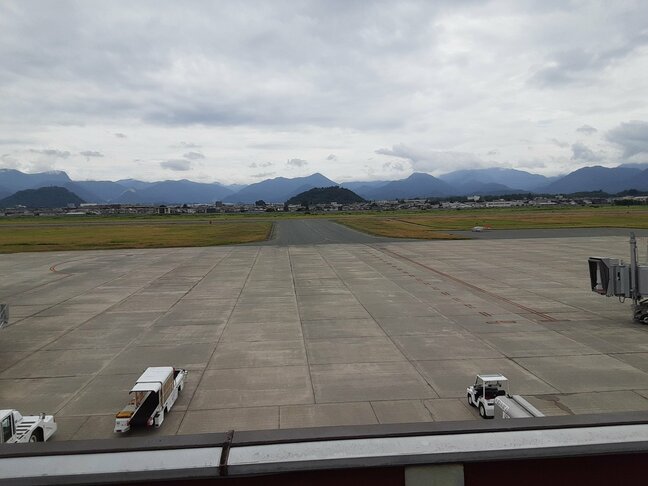 山形空港にクマ 発着便4便に最大1時間程度の遅れ 警察が付近を警戒|TBS NEWS DIG