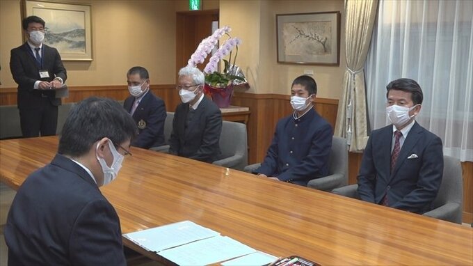 「高校生らしい野球で」春のセンバツ出場の山梨学院高校が県庁を表敬訪問　大会への決意を誓う　|　山梨のニュース | ＵＴＹテレビ山梨