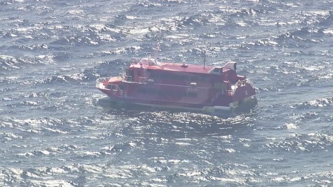航行不能の高速ジェット船、曳航作業が難航、伊豆大島への到着見込みは25日午前4時でさらに遅れる可能性も|TBS NEWS DIG