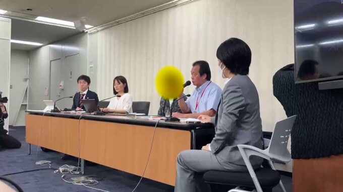 会見で涙ぐむミャンマー人男性