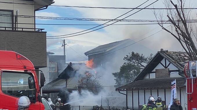 「建物が燃えている」福島市で住宅火災　住人男性1人搬送　商業施設近くの住宅街|TBS NEWS DIG